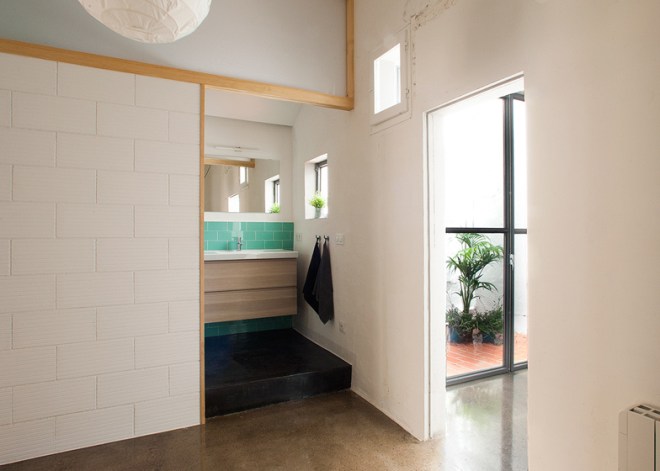 El baño está conectado con el patio