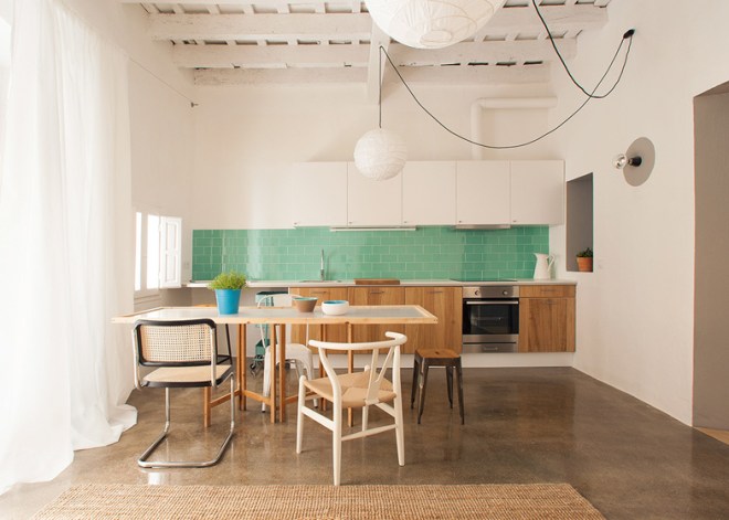 Cocina con el frente de baldosas verdes