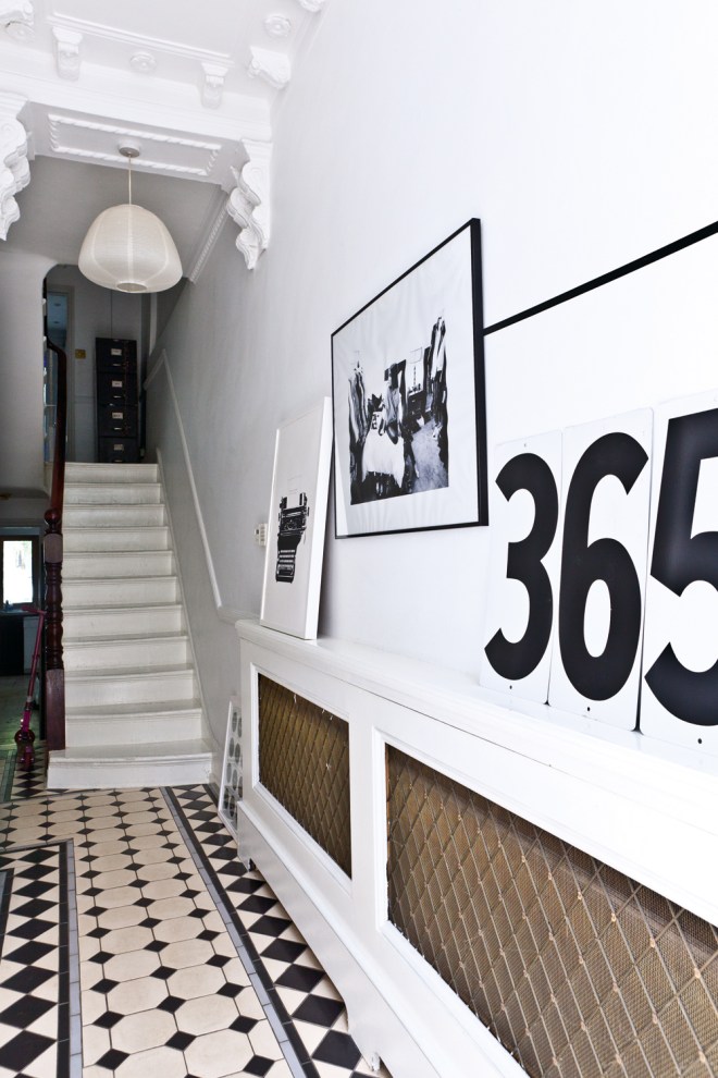 Blanco, negro y madera combinan en la decoración de esta vivienda.