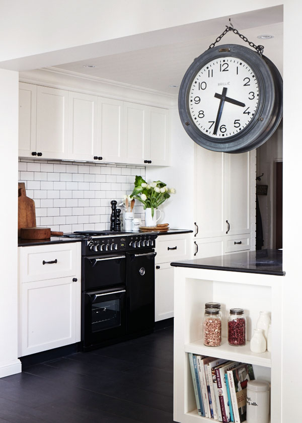cocina en blanco y negro con un precioso reloj / a black and white kitchen with a beautiful clock