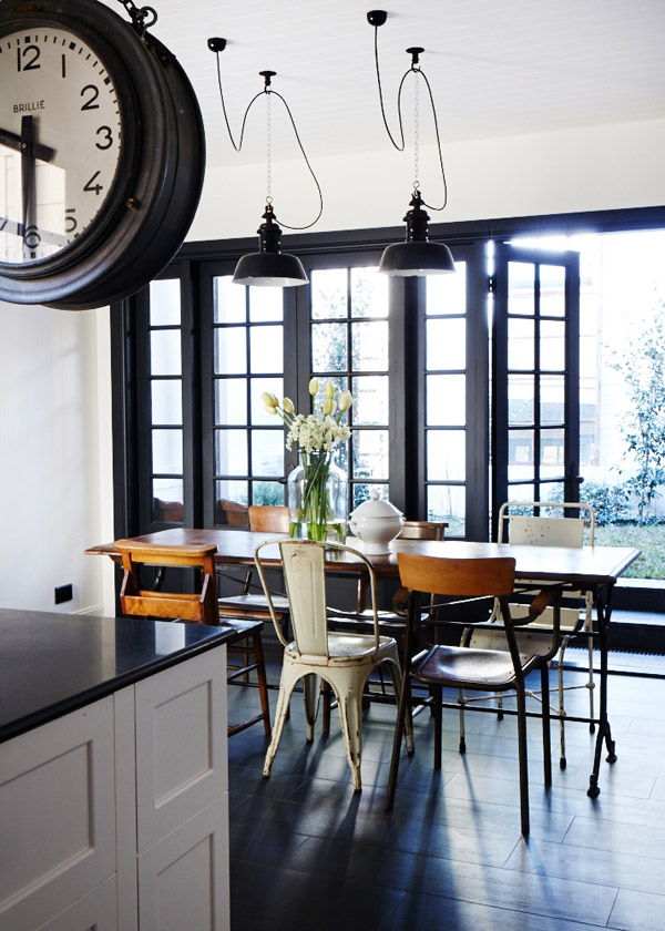 comedor con sillas Tolix y antiguas de escuela / dining room with a mixture of Tolix chairs and some from old schools 