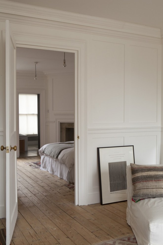 cuadros en el suelo / paintings on the wall