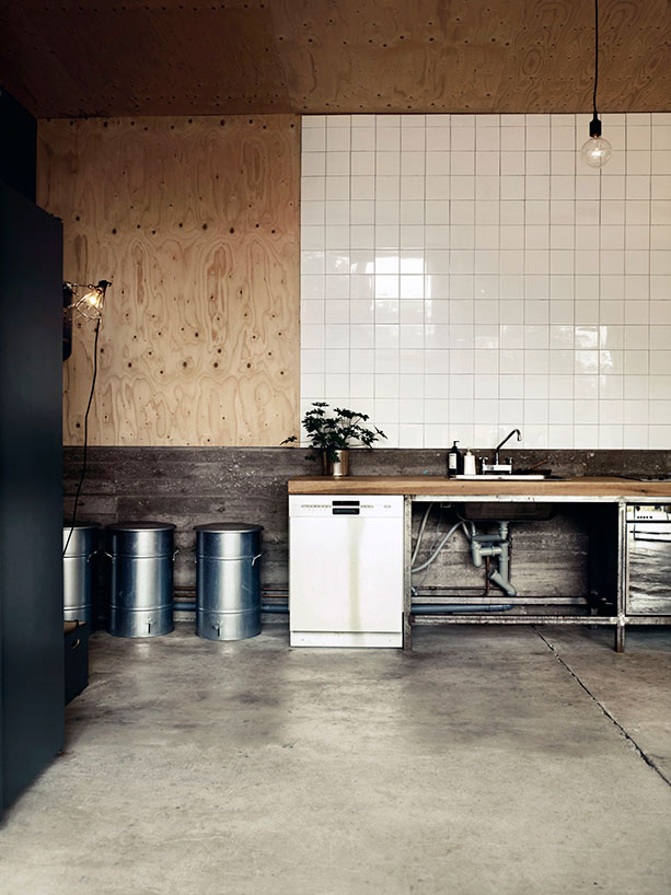 Cocina con azulejos blancos / Kitchen with white tiles.