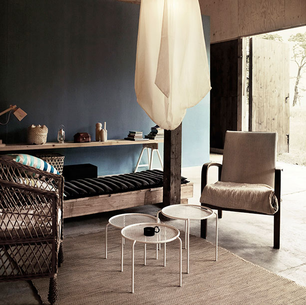 Zona de estar con estantería hecha a mano / Living area with handmade shelf 