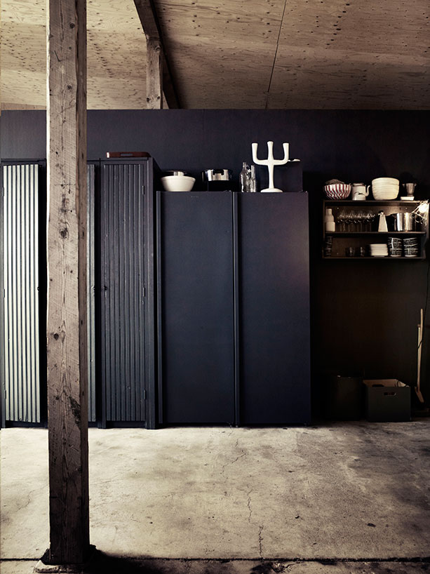 Armarios pintados de negro. De diferentes formas y tamaños, seguro que también materiales, se consigue una sorprendente uniformidad / Different sized and colored cupboards painted the same color to get the unified.