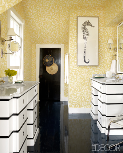 mezcla de negro y blanco con amarillo en el baño / a mixture in white, black and yellow