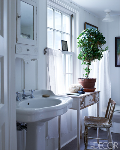 baño con escritorio y silla / bathroom with desk and chair