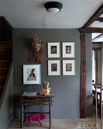 Desembarco de escalera con mesita y composición asimétrica de cuadros / staircase landing with asimetric paintings composition