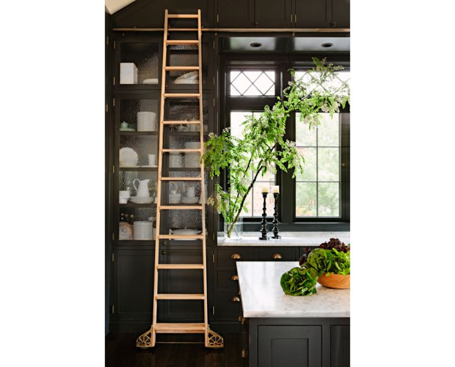 un detalle de la cocina, con preciosos armarios gris oscuro / a detail in the kitchen with beautiful dark grey cabinets