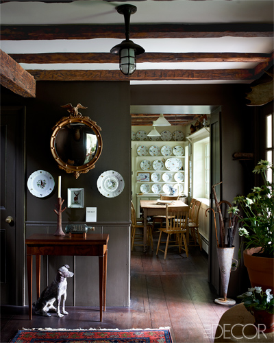 entrada a la vivienda con composición de cuadros y espejos / foyer with paintings and mirror composition