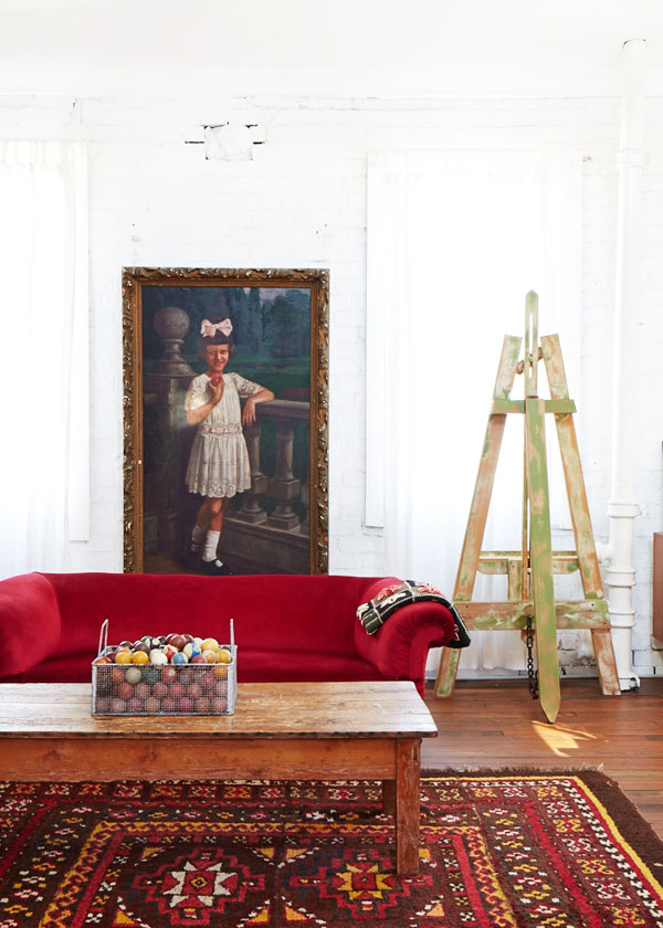 una zona de estar dentro del dormitorio / sitting area inside the master bedroom