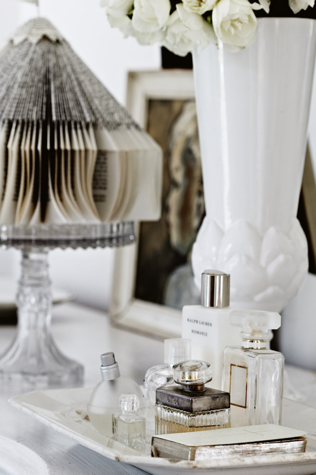 fijaos en el libro sobre un soporte de tarta / loook the book on a cake stand