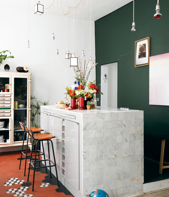 Cocina abierta con mezcla de estilos y elementos / Open kitchen with a mix of elements and styles.