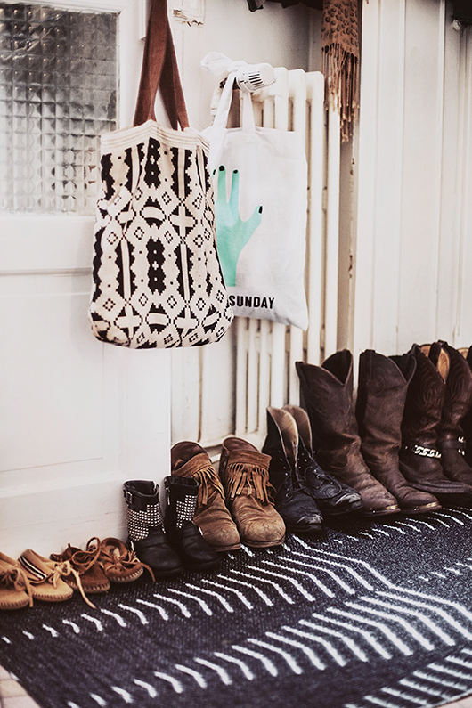 Botas ordenadas en la entrada