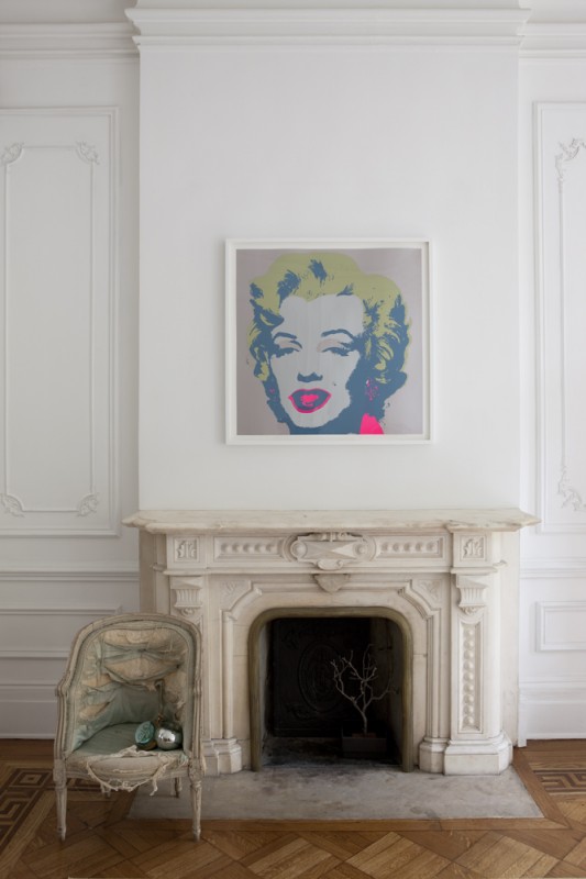 Chimenea con reproducción de la Marilyn de Warhol