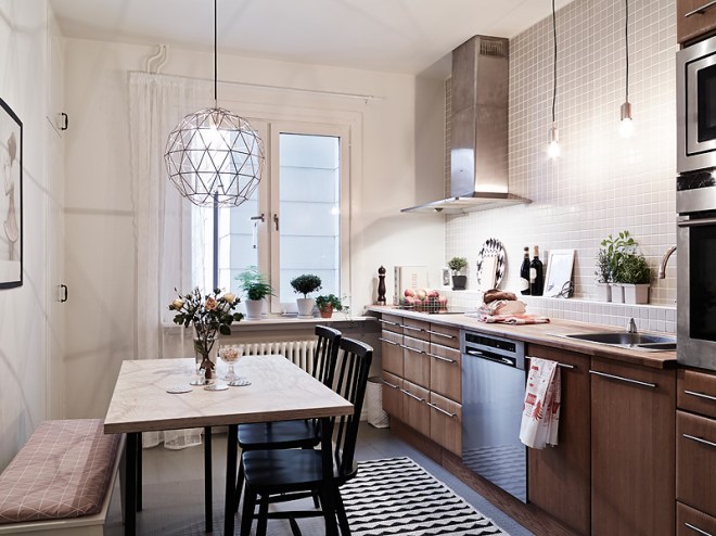 Iluminación de cocina: luces directas a la zona de trabajo y fregado; luces bajas que iluminen la zona de desayuno.