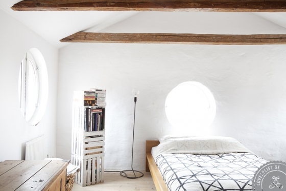 Ventana redonda en el dormitorio