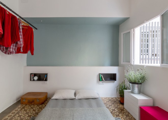 Colores claros y alegres para el espacio en el que el suelo es protagonista.