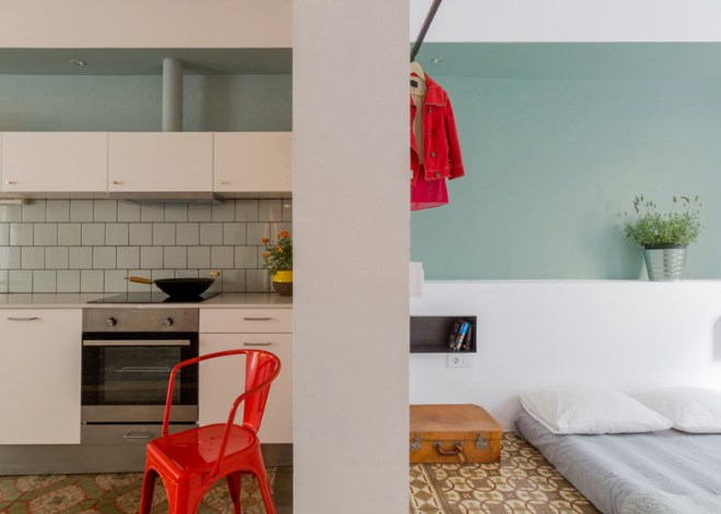 Tabique divisorio entre la cocina y el dormitorio; todos los espacios en la misma gama de colores.