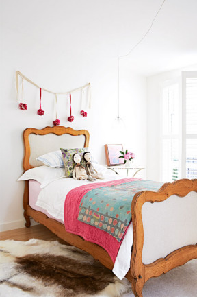 Decoración de dormitorio con guirnalda roja