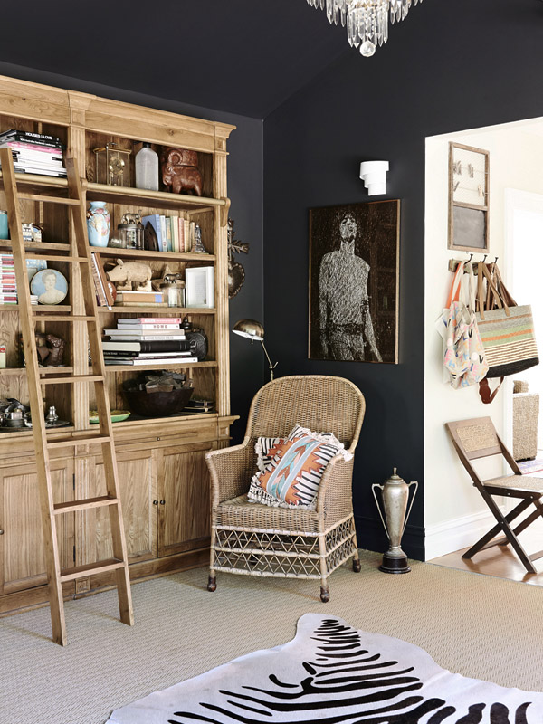 Paredes y techos gris oscuros con mueble de roble natural.