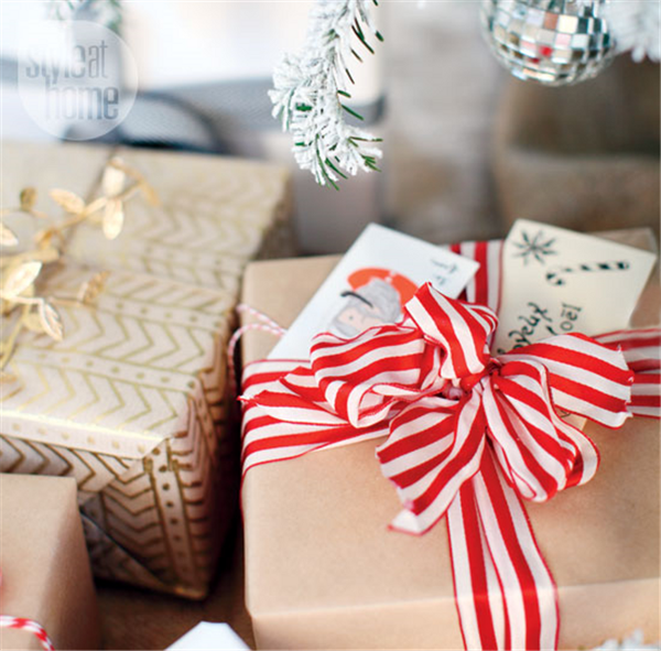 Regalos con diferentes envoltorios debajo del árbol.