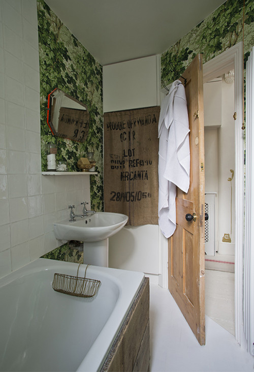 El baño sorprende por su aire industrial