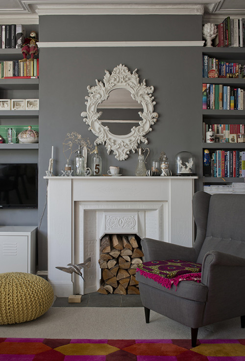 En el salón el blanco de la chimenea y del espejo hacen un precioso contraste con el gris medio de la pared.