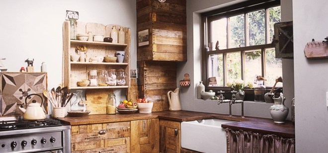 La cocina está fabricada con madera reutilizada, conformando los muebles, estanterías, etc... Me encanta el armarito cerrado con una cortina!