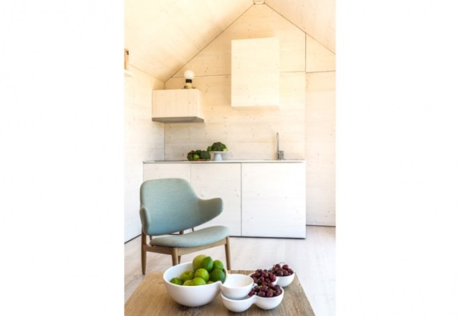 El interior está revestido de tableros fenólicos preciosos y muy acogedores. Seguramente el interior sea muy confortable.