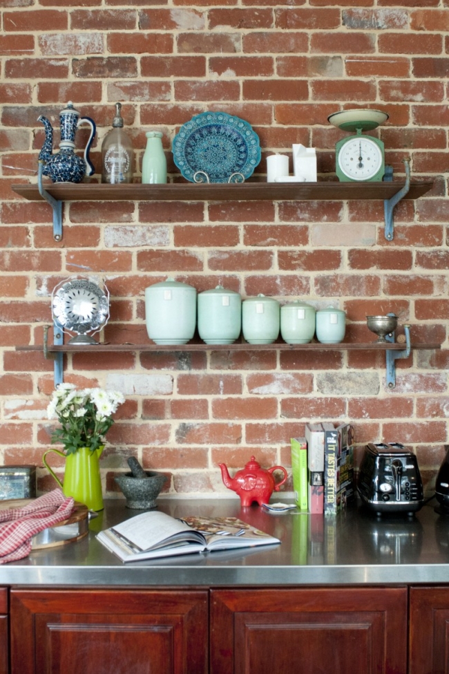 Paredes de la cocina con el ladrillo visto. En su color natural tiene una textura muy especial.