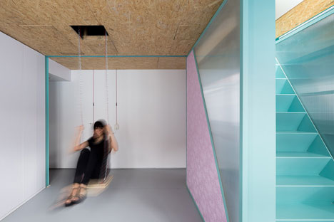 En una de las zonas que se pueden modificar con los paneles correderos, del techo y por medio de poleas, aparece un columpio.