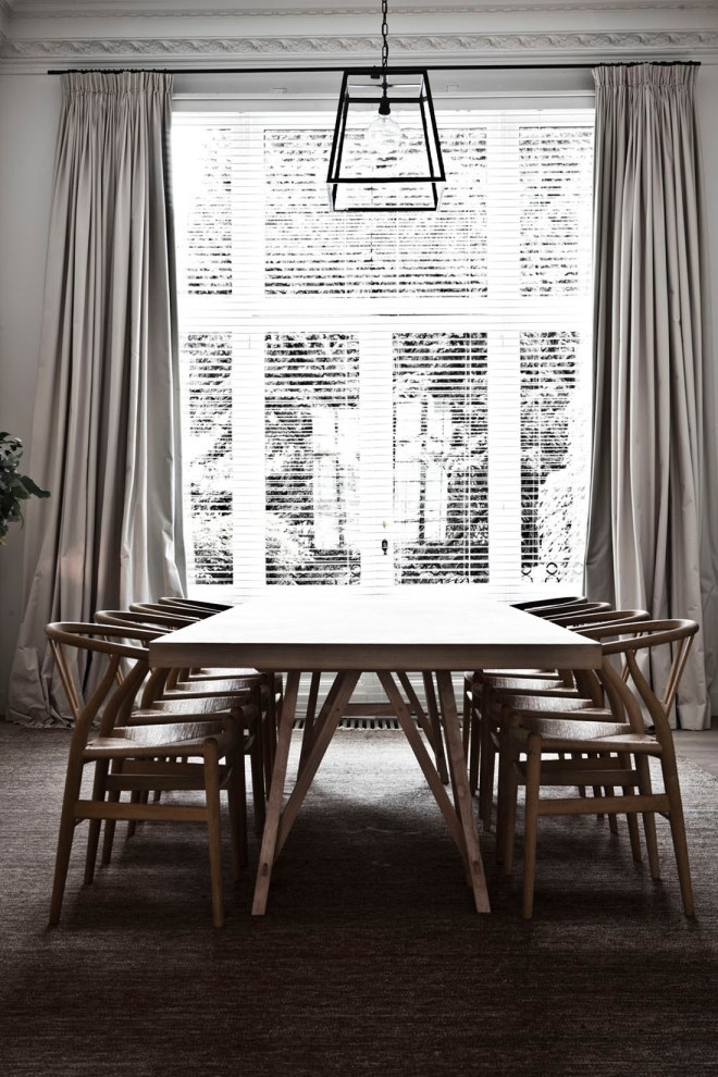 Otra vista del comedor con las sillas de Wegner alineadas. Me encanta la lámpara que cuelga encima de la mesa.