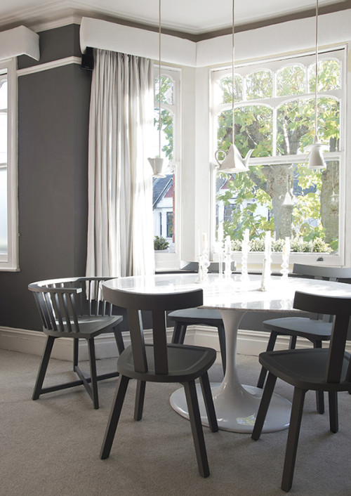 Aunque el comedor está pintado de un gris medio, el comedor es muy luminoso.