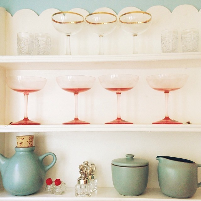 Preciosa combinación de copas y colores, rojo con turquesa me encanta!