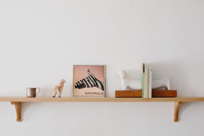 Estante con balda y sujeta libros de Jonathan Adler.