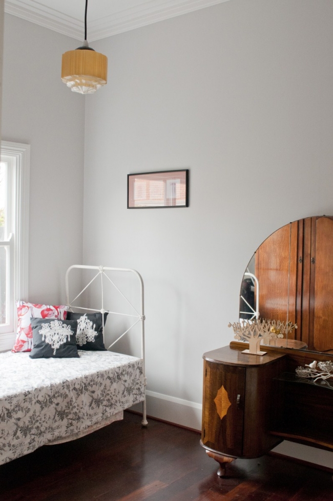 El dormitorio secundario tiene un aire infantil con la cama de forja tan delicada.