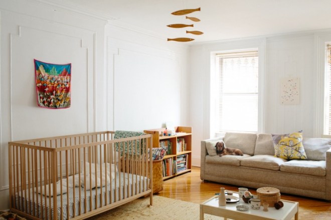 Dormitorio infantil de grandes dimensiones, que incorpora un sofá.