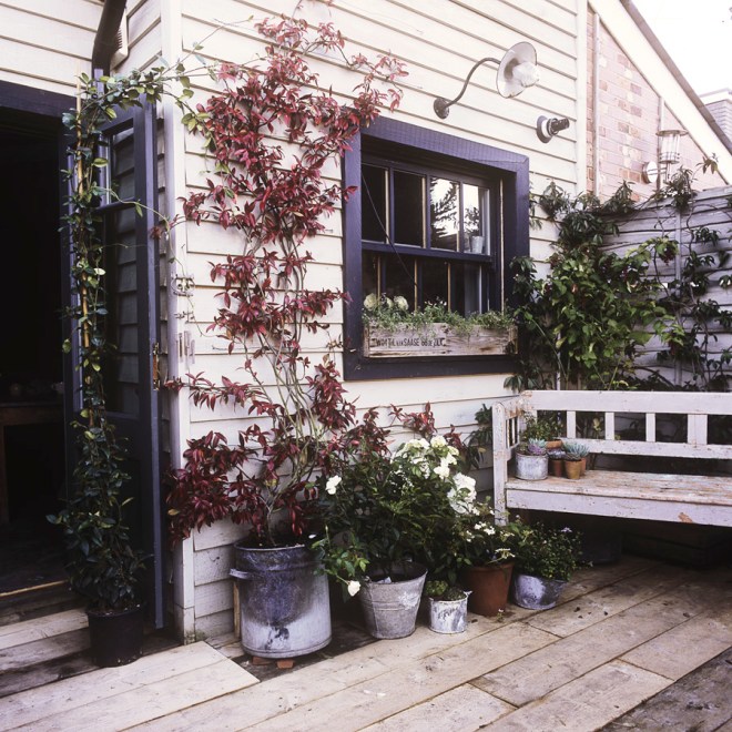 Porche de entrada a la vivienda. Es una casita blanca con los marcos en azul cobalto precioso y muy llamativo.