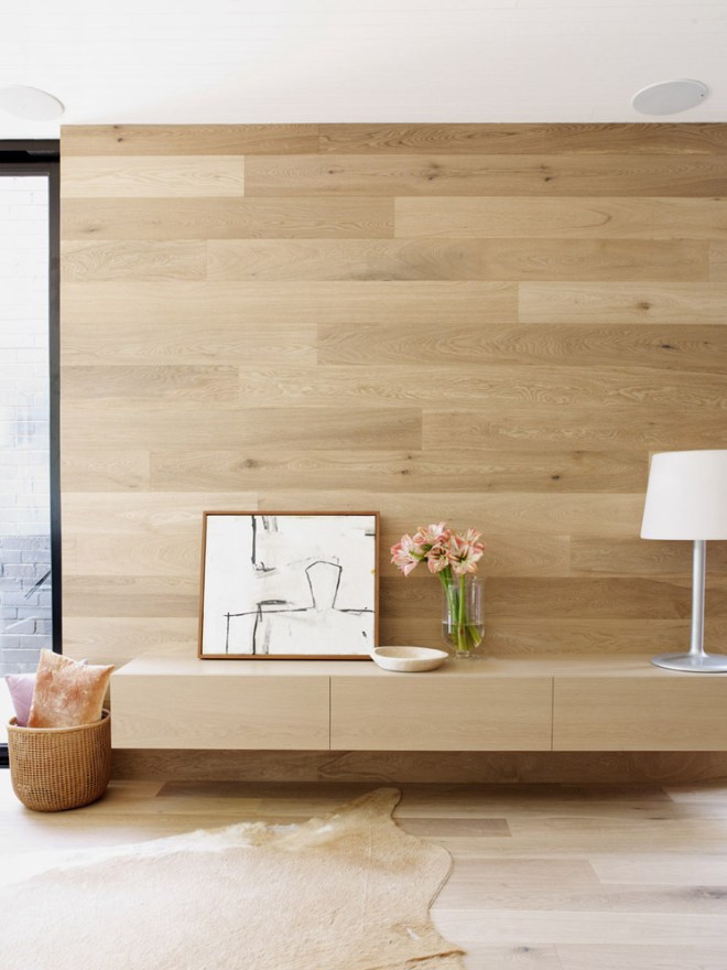 Revestimiento de pared y módulo colgado en la zona de estar. 