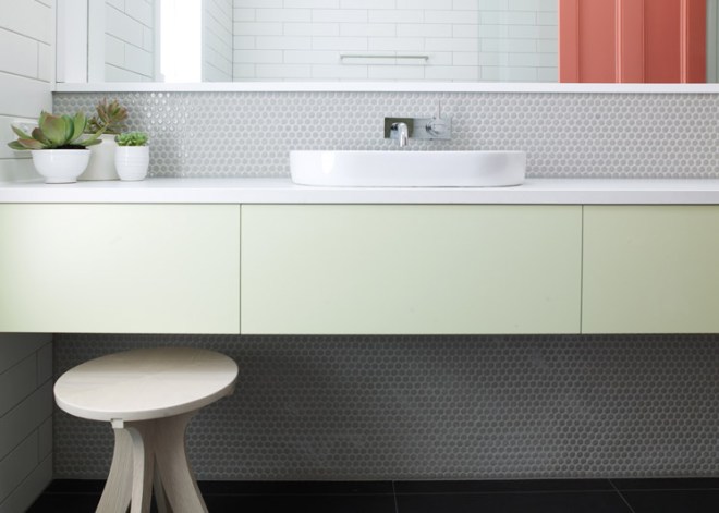 Precioso revestimiento en verde agua del baño con mueble colgado.
