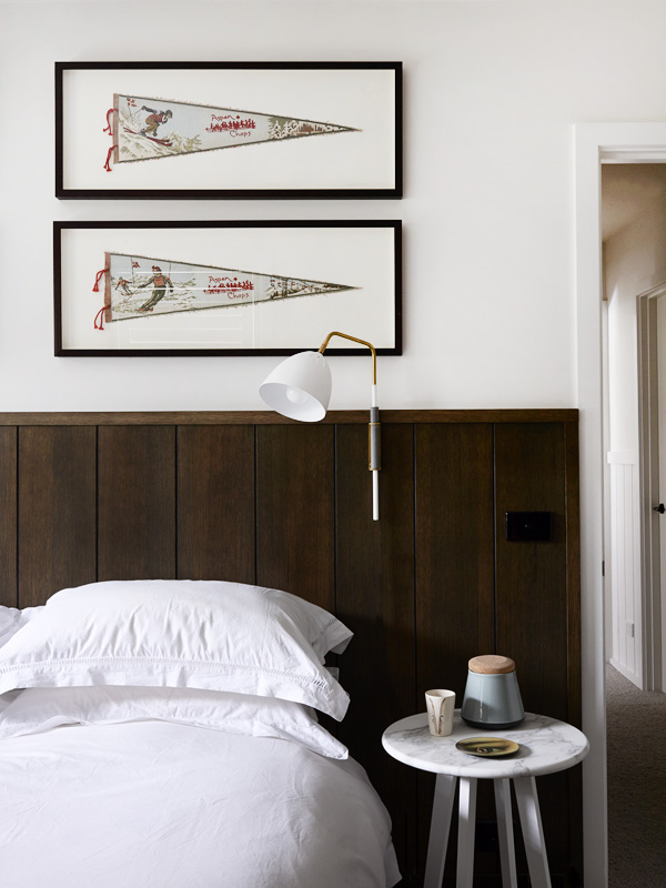 En los dormitorios se combina la madera oscura con el color blanco de las paredes.