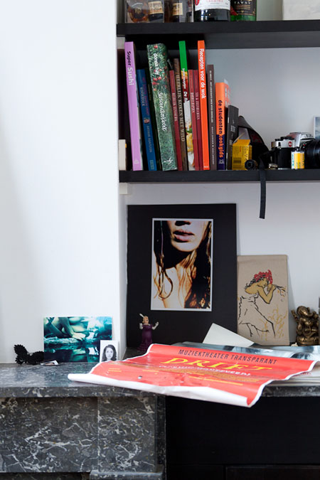 Estantería con libros, fotos, dibujos.