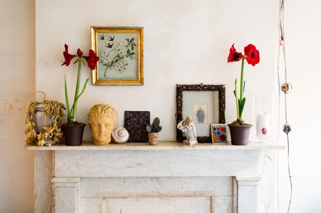 Composición del frente de la chimenea, lugar perfecto para sujetar cuadros, colocar plantas, etc...