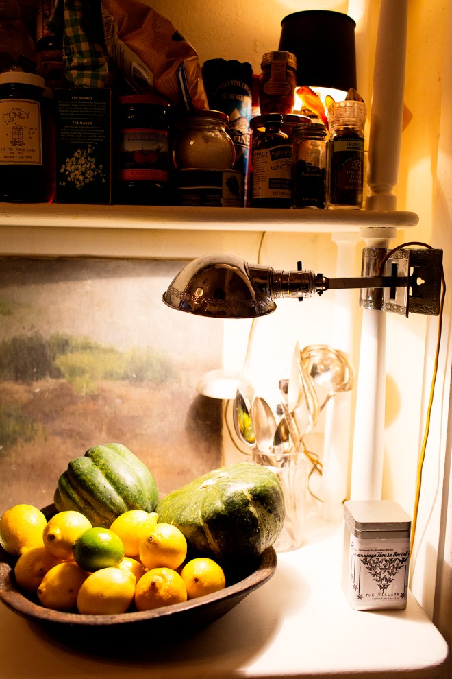 En la cocina, tan caótica como el resto de la vivienda, tiene una lámpara Jieldé preciosa.