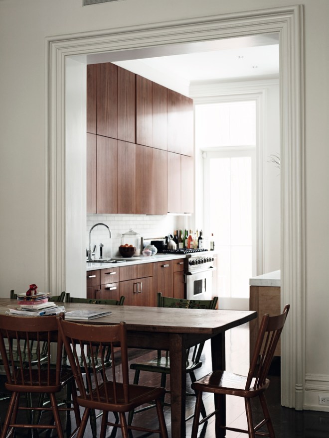 Fijaos en la altura de los techos, el maravilloso marco de la puerta y qué bien quedan los muebles de cocina con la puerta tan lisa y en madera tan oscura, parece nogal.
