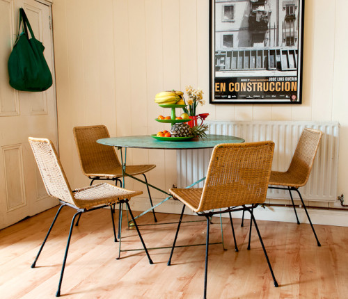 El comedor me encanta, el póster de la película En Construcción, las sillas de mimbre y la mesa verde, es genial!  