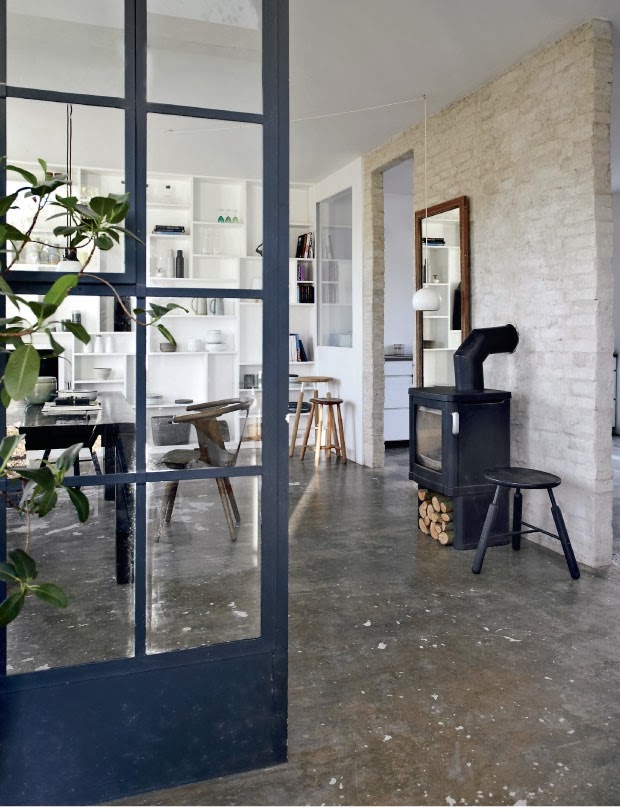 Vista del comedor con puerta de hierro y vidrio.