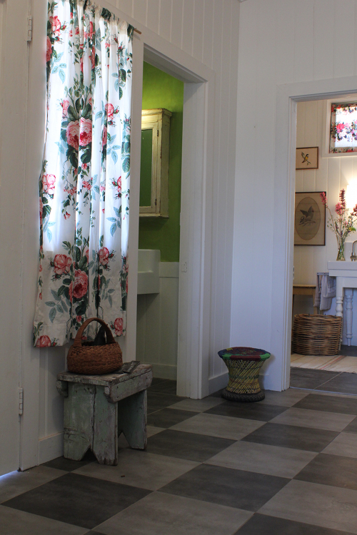 Distribuidor de diferentes estancias de la vivienda, con el suelo de madera pintado.