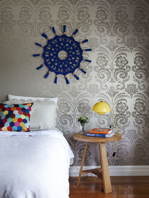 Papel pintado en la pared principal del dormitorio.